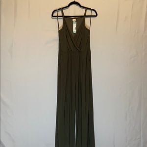 Olive green jumpsuit w/ pockets SZ medium